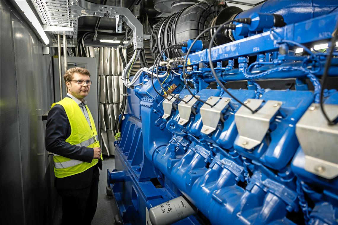 Technikvorstand Lutz Bühle zeigt, wie die beiden Blockheizkraftwerke auf der Anlage funktionieren.